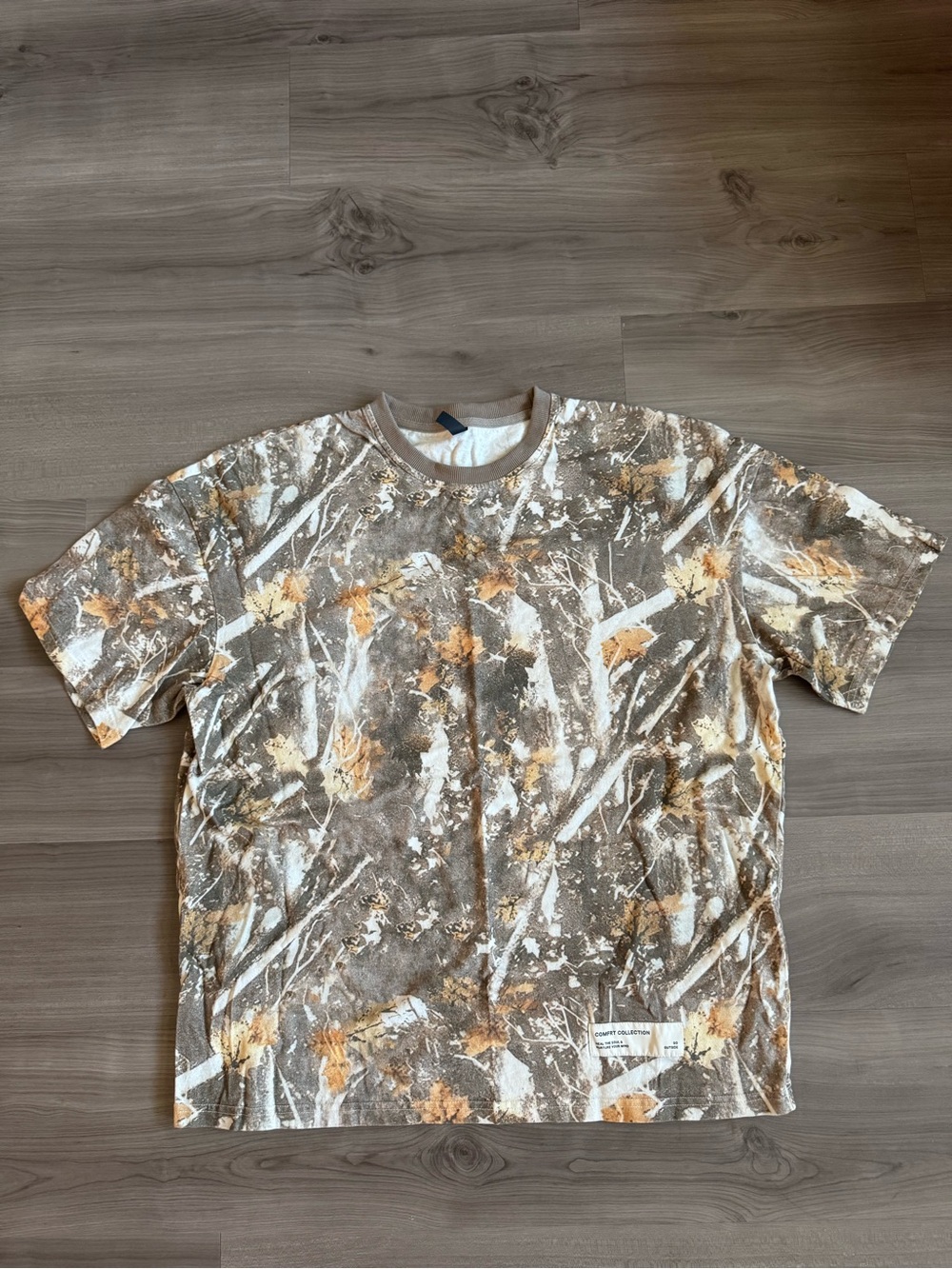Short Sleeve Crewneck Tee in Brown and Beige Leaf Print